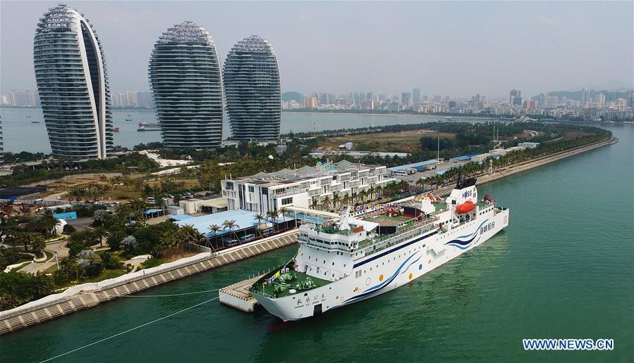 A cruise ship is seen at a dock of Phoenix Island in Sanya, south China\'s Hainan Province, March 2, 2017. Hainan aims to be an international tourism consumption center. (Xinhua/Guo Cheng)