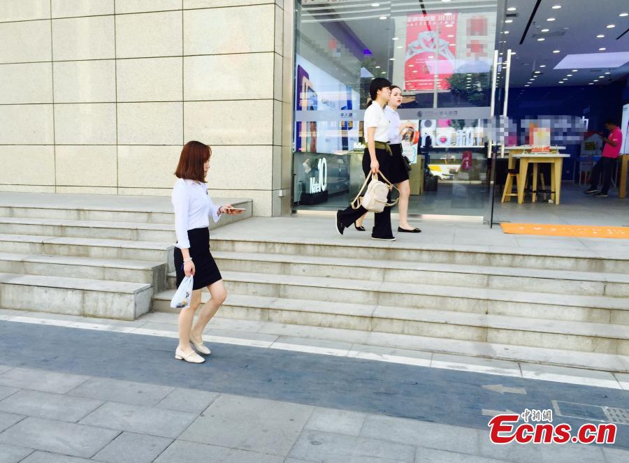 A special lane for phubbers who are busy with phones or mobile devices wherever they go has been built in Xi’an, Northwest China’s Shaanxi Province. The one-meter-wide lane is said to improve safety for those who constantly lower their heads and gaze into the cellphones, but some citizens frown on the idea. (Photo: China News Service/Chen Ying)