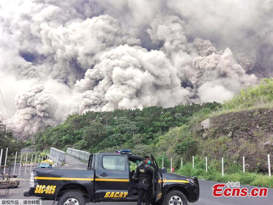 A police officer stumbles while running away from a new pyroclastic flow spewed by the Fuego volcano in the community of San Miguel Los Lotes in Escuintla, Guatemala, June 4, 2018. An estimated 25 people, including at least three children, were killed and nearly 300 injured on Sunday in the most violent eruption of Guatemala’s Fuego volcano in more than four decades, officials said. (Photo/Agencies)