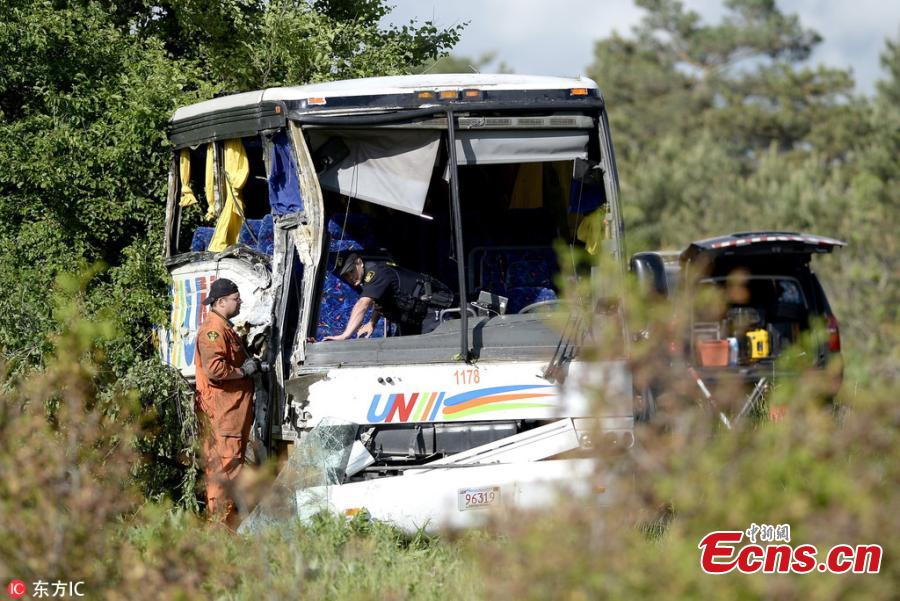 Ontario Provincial Police officers work at the site of a crash involving a tour bus on Highway 401 West, near Prescott, Ontario, Canada, June 4, 2018. At least 24 people are in hospital, four with life-threatening injuries, after a bus carrying 37 Chinese tourists crashed on the highway. A spokesman of the Chinese Embassy said that the embassy is in contact with the relevant Canadian authorities to verify the situation. (Photo/IC)
