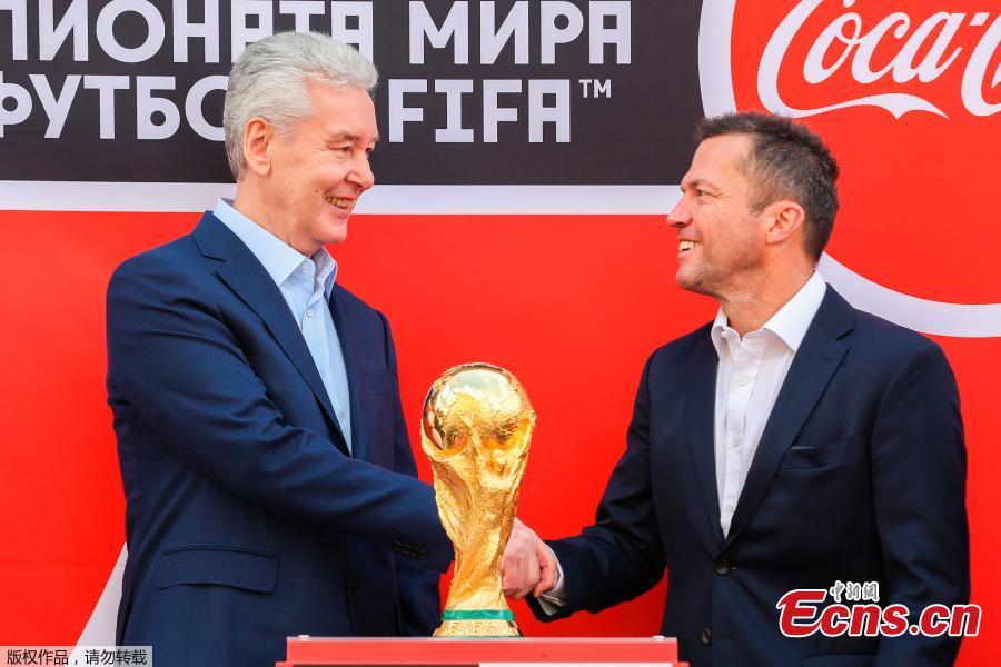 Moscow Mayor Sergei Sobyanin (L) and former German soccer player Lothar Matthaeus attend a welcoming ceremony for the FIFA World Cup Trophy in central Moscow, Russia, June 3, 2018. (Photo/Agencies)