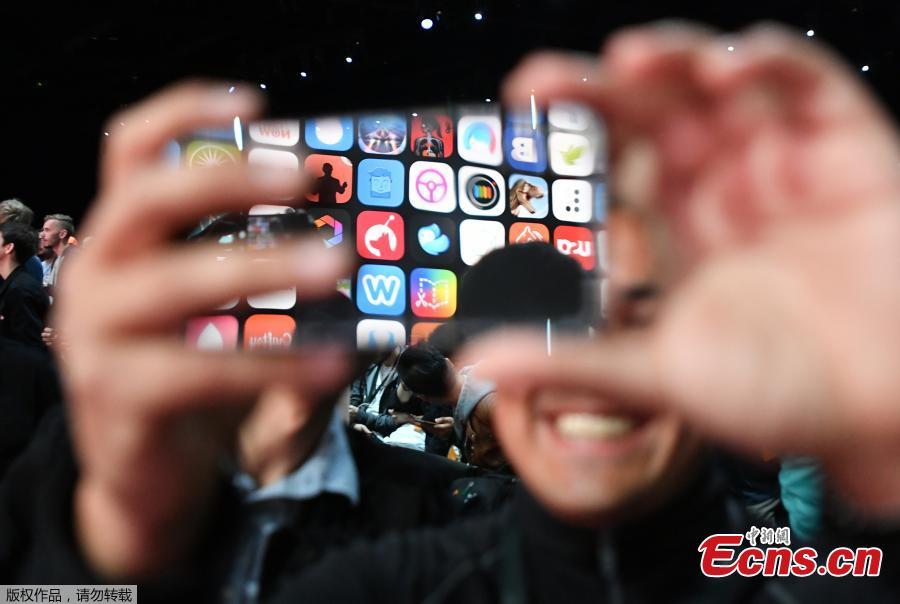 A visitor uses his iPhone X to take photos of the stage at the Apple Worldwide Developer conference (WWDC) in San Jose, California, U.S., June 4, 2018. Apple Inc on Monday unveiled software upgrades that would let older iPhones run faster, help parents limit their children’s screen time and make its Siri voice assistant work more like a rival feature from Amazon.com. (Photo/Agencies)