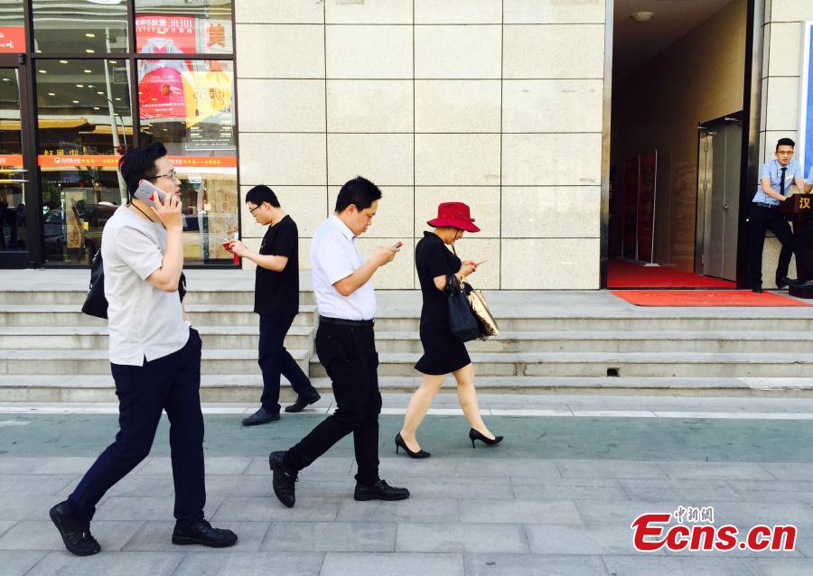 A special lane for phubbers who are busy with phones or mobile devices wherever they go has been built in Xi’an, Northwest China’s Shaanxi Province. The one-meter-wide lane is said to improve safety for those who constantly lower their heads and gaze into the cellphones, but some citizens frown on the idea. (Photo: China News Service/Chen Ying)