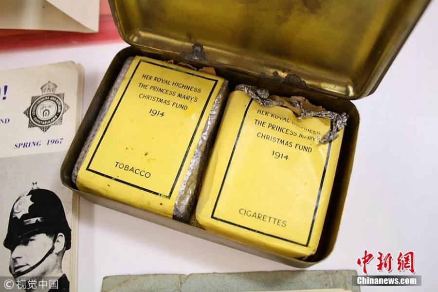 Nine 103-year-old Cadbury chocolate bars have been discovered among the mementos of Richard Bullimore, who served with the Royal Leicestershire Regiment of the British Army in World War I. Just one of the 10 bars had been eaten and the tin is expected to fetch more than $2,600 at auction on June 5, 2018. (Photo/VCG)