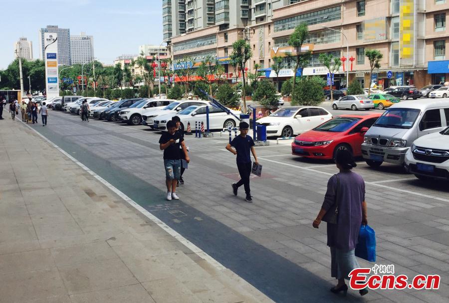 A special lane for phubbers who are busy with phones or mobile devices wherever they go has been built in Xi’an, Northwest China’s Shaanxi Province. The one-meter-wide lane is said to improve safety for those who constantly lower their heads and gaze into the cellphones, but some citizens frown on the idea. (Photo: China News Service/Chen Ying)