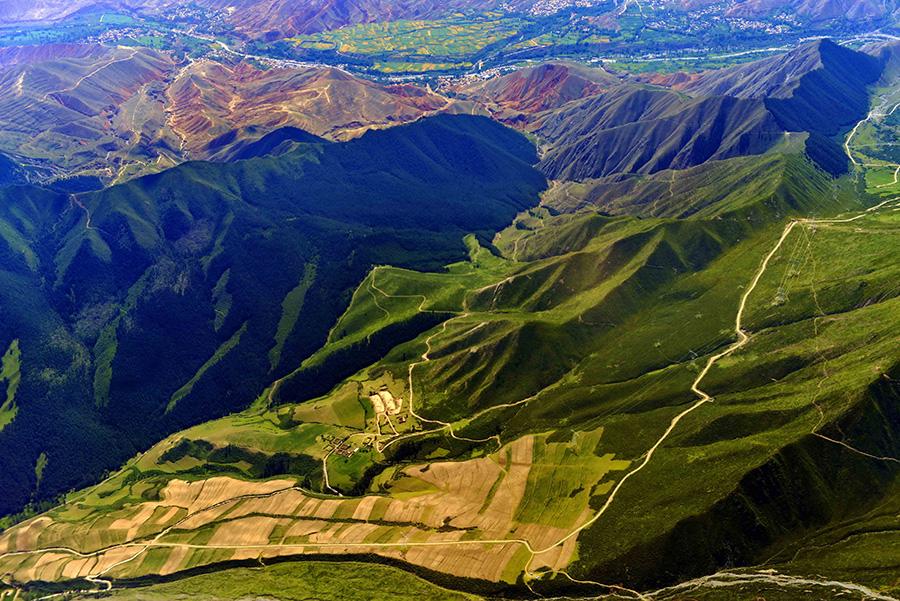 Stunning aerial shots of mountains, grasslands and deserts in Northwest China\'s Qinghai Province. (Photo/China Daily)