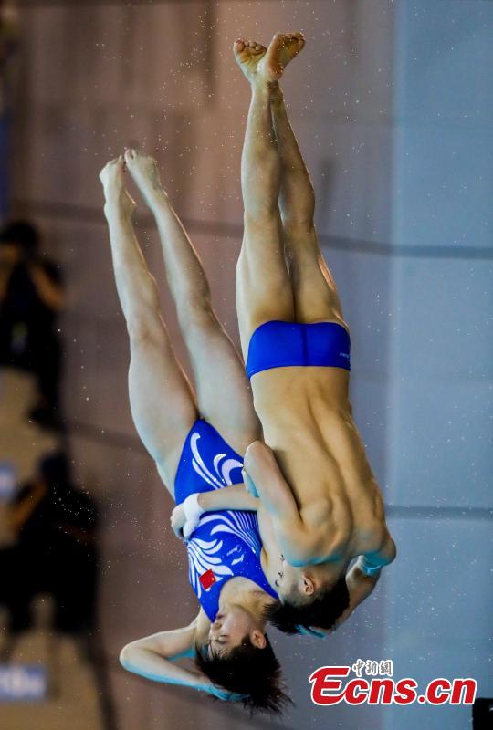 Chinese divers Lian Junjie and Si Yajie compete in the mixed 10-meter synchronized platform at the FINA Diving World Cup in Wuhan City, Central China’s Hubei Province, June 4, 2018. Lian and Si won gold with a commanding 353.31-point performance. (Photo: China News Service/Zhang Chang)