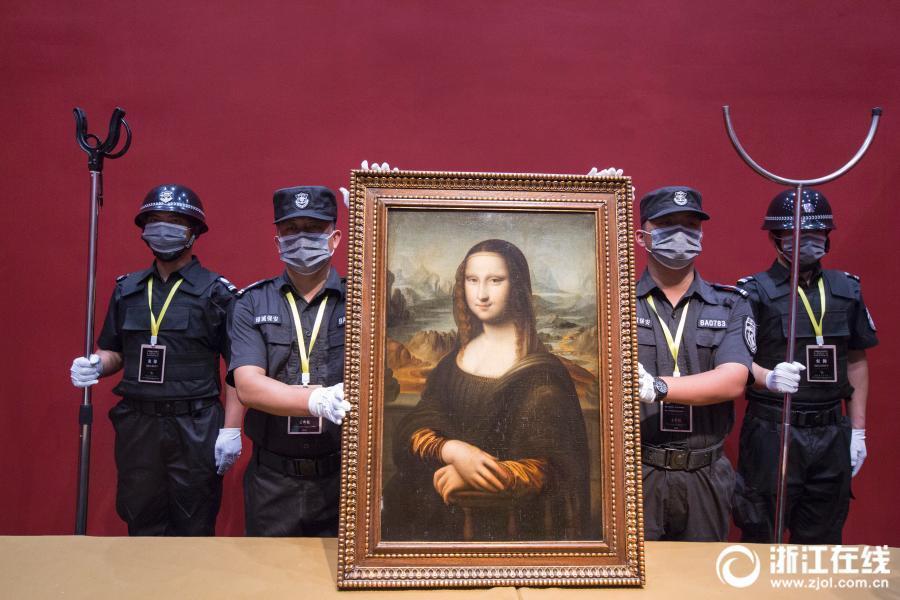 A copy of Leonardo Da Vinci’s painting Mona Lisa made by one of his followers is on show at the Zhejiang Exhibition Hall in Hangzhou City, East China’s Zhejiang Province, June 5, 2018. The exhibition of 250 items will include works by three of the great master artists of Renaissance Italy - Leonardo, Raphael and Michelangelo. (Photo/zjol.com.cn)