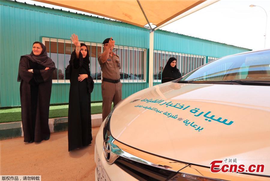 Saudi Arabia has issued driving licences to women for the first time in decades just weeks before a ban on female drivers is lifted.Ten women who held foreign driving licenses were given a health check and brief test behind the wheel before receiving their Saudi permits from the Riydah traffic office. They had been selected from the thousands who have applied, with many more licenses due to be issued by 24 June, when the ban is due to be lifted.(Photo/Agencies)