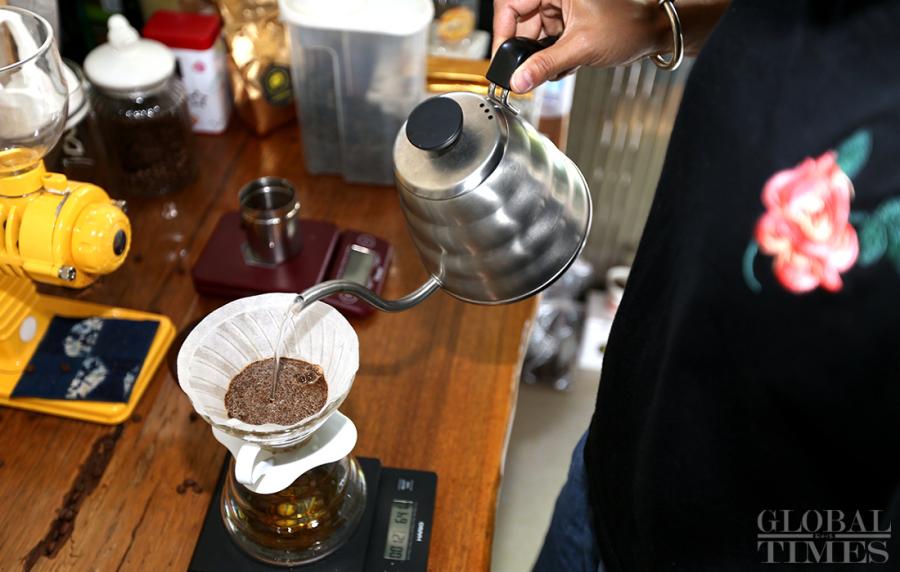 Hua Runmei makes pour-over coffee with local beans. (Photo: Cui Meng/GT)