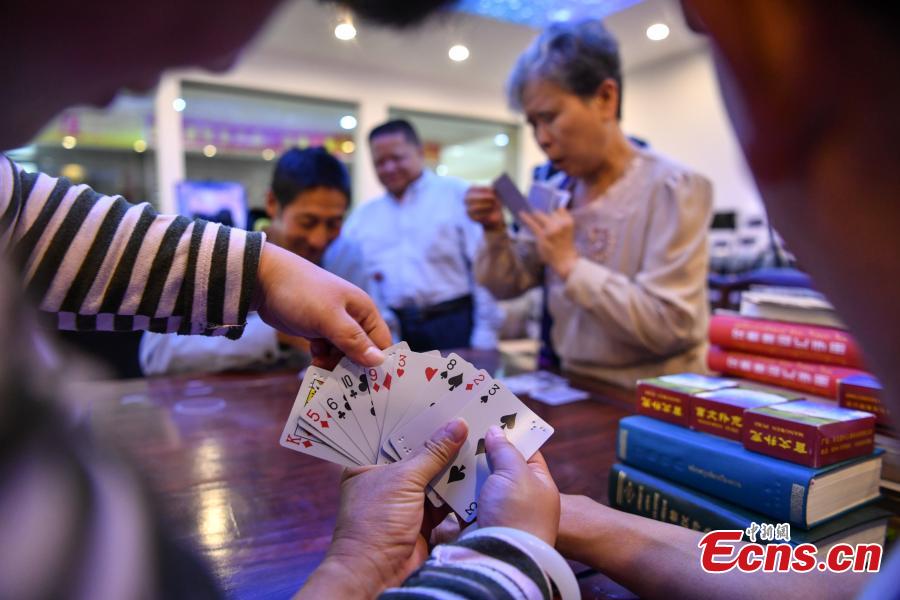 Photo taken on June 5, 2018 shows blind customers enjoying the services at a bookstore, friendly to visually impaired people, in Kunming City, Southwest China’s Yunan Province. The bookstore, run by a private company, helps the blind to use smartphones, play games and learn about music. (Photo: China News Service/Ren Dong)