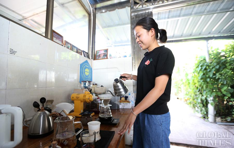 Hua Runmei makes pour-over coffee with local beans. (Photo: Cui Meng/GT)