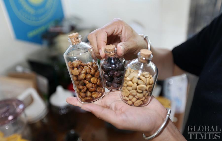 Hua Runmei exhibits different kinds of coffee bean samples. (Photo: Cui Meng/GT)