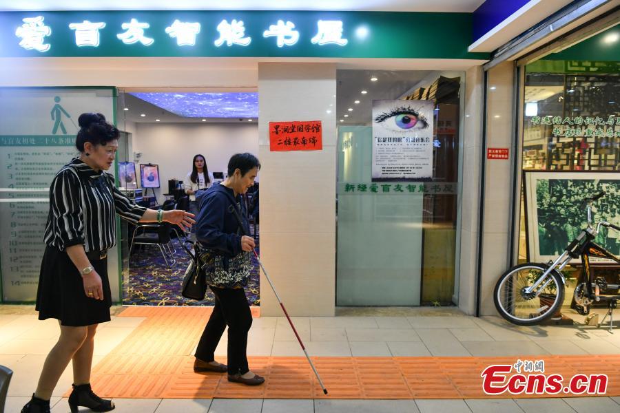Photo taken on June 5, 2018 shows blind customers enjoying the services at a bookstore, friendly to visually impaired people, in Kunming City, Southwest China’s Yunan Province. The bookstore, run by a private company, helps the blind to use smartphones, play games and learn about music. (Photo: China News Service/Ren Dong)