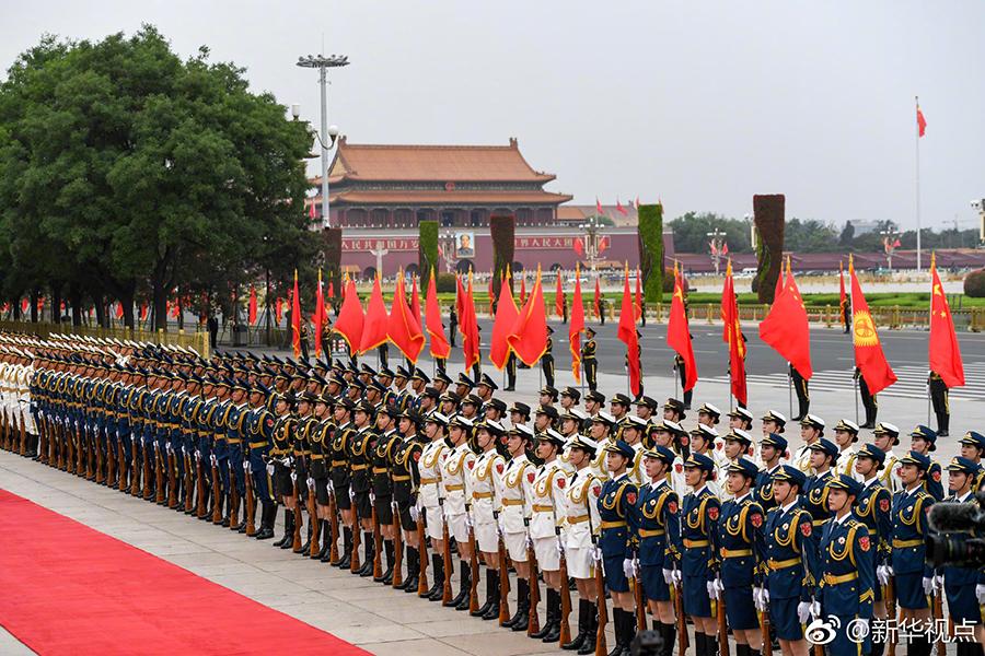 An independent formation of 55 female honor guards of the People\'s Liberation Army makes its debut during a welcome ceremony in Beijing on Wednesday. The female guards, who used to stand with the male honor guards since their debut in 2014, are appearing as an independent formation for the first time. (Photo/Xinhua)