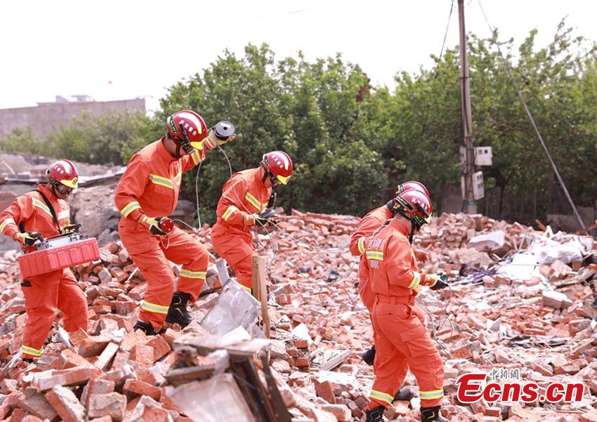 Firefighting authorities in Changchun City, Northeast China’s Jilin Province organized an earthquake drill focusing on search and rescue. Some 90 officers, assisted by search dogs and advanced devices, tested their knowledge and skills in quake emergency responses through different scenarios, such as removing building debris with machines. (Photo: China News Service/Ma Xuewen)