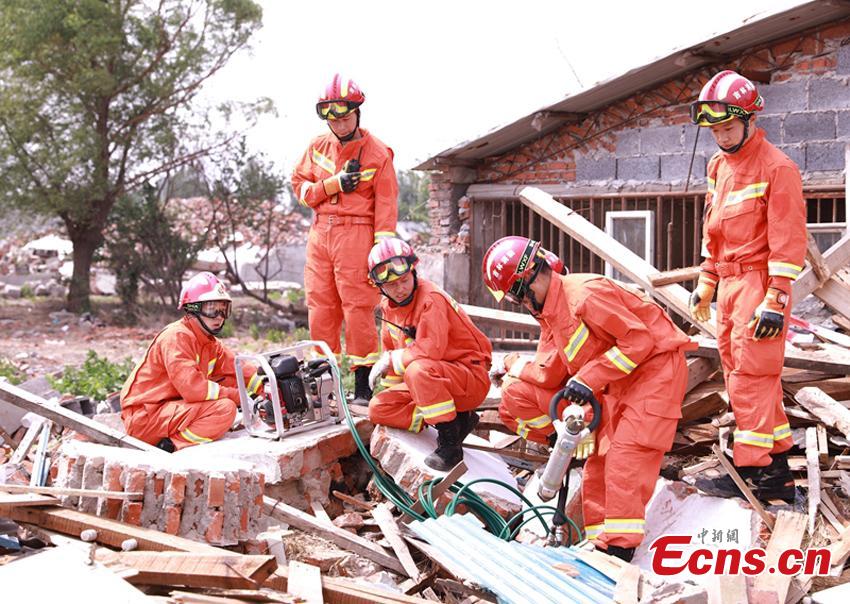 Firefighting authorities in Changchun City, Northeast China’s Jilin Province organized an earthquake drill focusing on search and rescue. Some 90 officers, assisted by search dogs and advanced devices, tested their knowledge and skills in quake emergency responses through different scenarios, such as removing building debris with machines. (Photo: China News Service/Ma Xuewen)