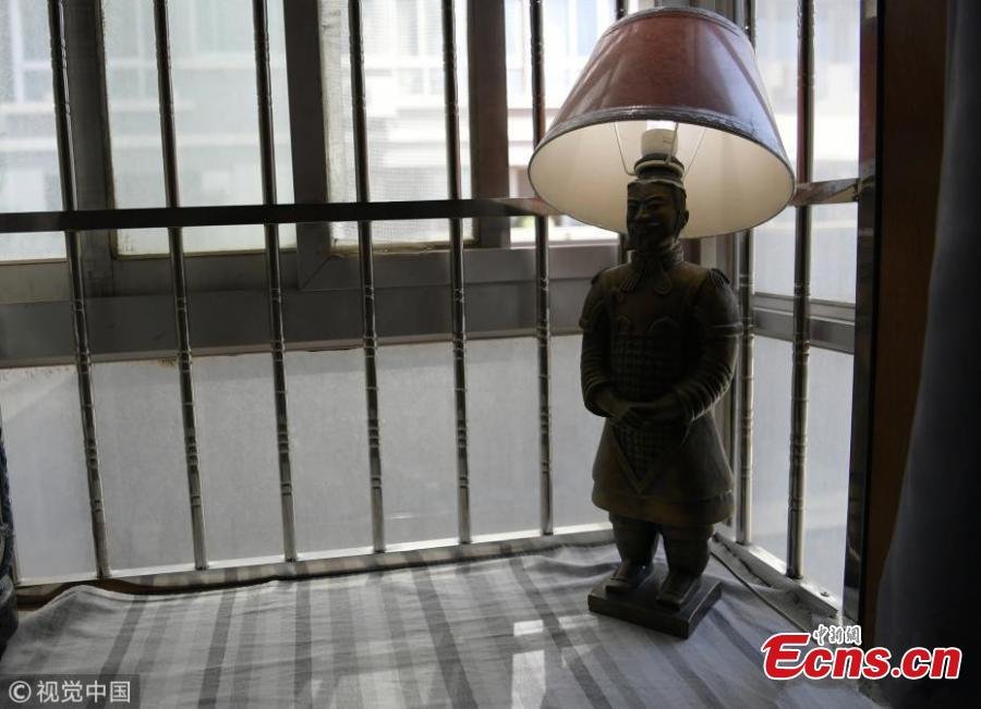 A warrior-style living room is shown in this picture. (Photo/VCG)
Ten years ago, Guo Zhihua was a cab driver in Xi\'an, home to the world-renowned Terracotta Warriors from the Qin Dynasty (221-206 BC). He loves them and came up with the idea of turning his three old houses into Terracotta Warrior-themed family hotels, spending 100,000 yuan ($15,600) to decorate his 260-square-meter properties with replicas of the famous artifacts. The interior design for the bedroom, bathroom and living room incorporates warriors, from miniature figures to those taller than human beings.