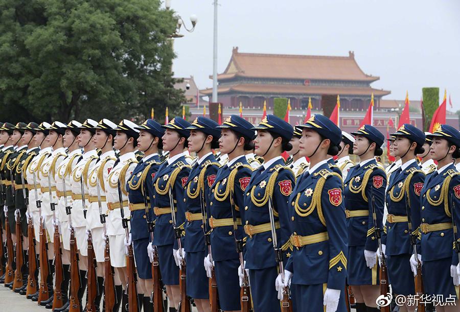 An independent formation of 55 female honor guards of the People\'s Liberation Army makes its debut during a welcome ceremony in Beijing on Wednesday. The female guards, who used to stand with the male honor guards since their debut in 2014, are appearing as an independent formation for the first time. (Photo/Xinhua)