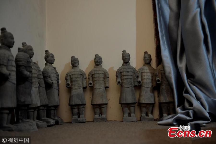 A warrior-style living room is shown in this picture. (Photo/VCG)
Ten years ago, Guo Zhihua was a cab driver in Xi\'an, home to the world-renowned Terracotta Warriors from the Qin Dynasty (221-206 BC). He loves them and came up with the idea of turning his three old houses into Terracotta Warrior-themed family hotels, spending 100,000 yuan ($15,600) to decorate his 260-square-meter properties with replicas of the famous artifacts. The interior design for the bedroom, bathroom and living room incorporates warriors, from miniature figures to those taller than human beings.