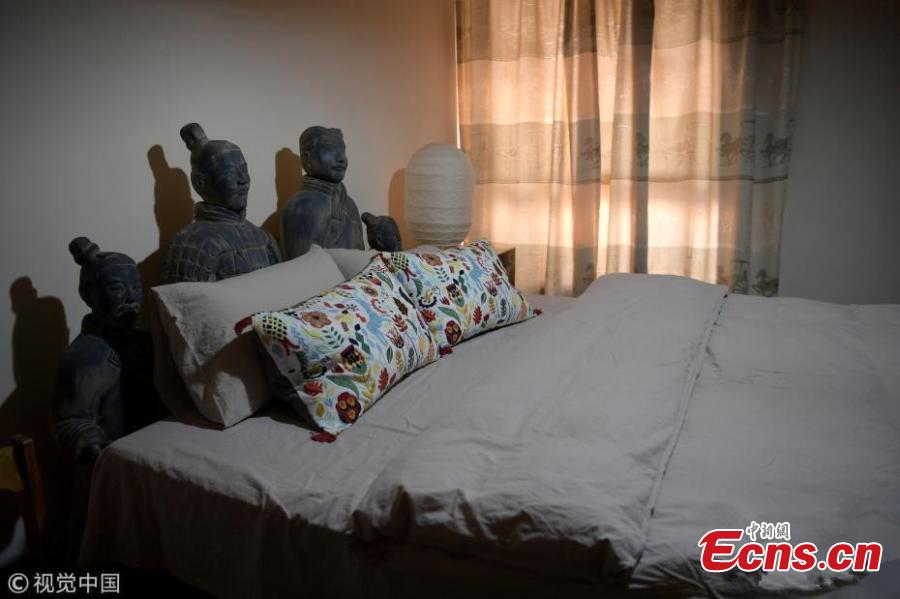 A warrior-style living room is shown in this picture. (Photo/VCG)
Ten years ago, Guo Zhihua was a cab driver in Xi\'an, home to the world-renowned Terracotta Warriors from the Qin Dynasty (221-206 BC). He loves them and came up with the idea of turning his three old houses into Terracotta Warrior-themed family hotels, spending 100,000 yuan ($15,600) to decorate his 260-square-meter properties with replicas of the famous artifacts. The interior design for the bedroom, bathroom and living room incorporates warriors, from miniature figures to those taller than human beings.