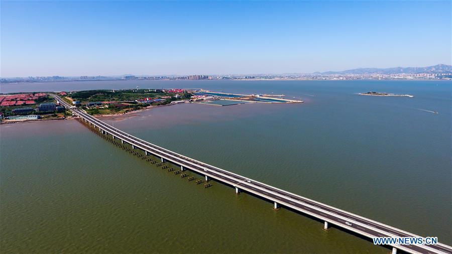 Aerial photo taken on June 1, 2018 shows the Qingdao Jiaozhou Bay Bridge in Qingdao, east China\'s Shandong Province. The 36.48-km cross-sea bridge connects the urban district of Qingdao City to its Huangdao district. (Xinhua/Guo Xulei)