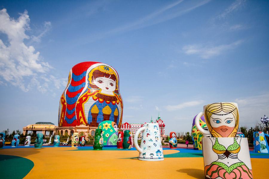The Matryoshka Piazza in Manchuria, North China\'s Inner Mongolia autonomous region, June 5, 2018. (Photo provided to chinadaily.com.cn)

A 30-meter-tall matryoshka doll, deemed the largest of its kind worldwide, has become a major attraction in Manchuria, China\'s northern region adjacent to Russia and Mongolia.

The main doll features paintings of girls from the three nations, and it is surrounded by 30 exquisite Easter eggs and 200 nesting dolls symbolizing countries and regions around the globe.

Tourists and local schoolchildren visit this iconic tourist spot at the Matryoshka Piazza to experience the perfect fusion of Eastern and Western cultures.