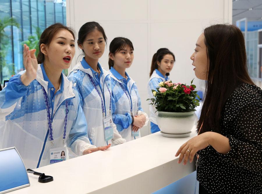 A journalist asks for information at the media center for the 18th Shanghai Cooperation Organization Summit in Qingdao, Shandong province, on Friday. [Photo by Feng Yongbin/China Daily]

Li Guangda, a volunteer at the 18th Shanghai Cooperation Organization Summit, said he has received many thumbs-up from foreign reporters for his professional and friendly assistance since he began serving at the information desk of the summit\'s media center.

\