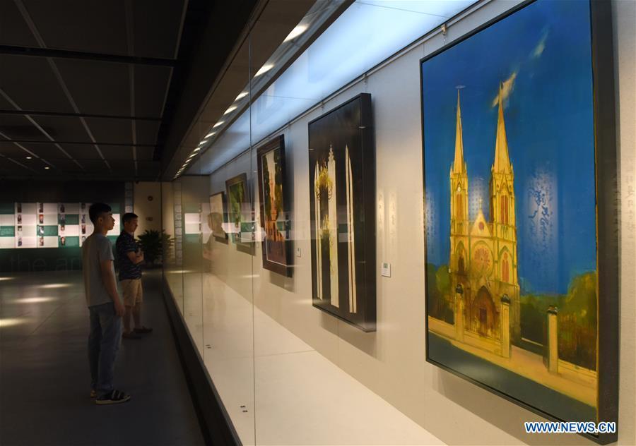 People visit Chinese cultural heritage art exhibition in Guangzhou, south China\'s Guangdong Province, June 9, 2018. Activities were held around China to celebrate the Cultural and Natural Heritage Day on Saturday. (Xinhua/Lu Hanxin)