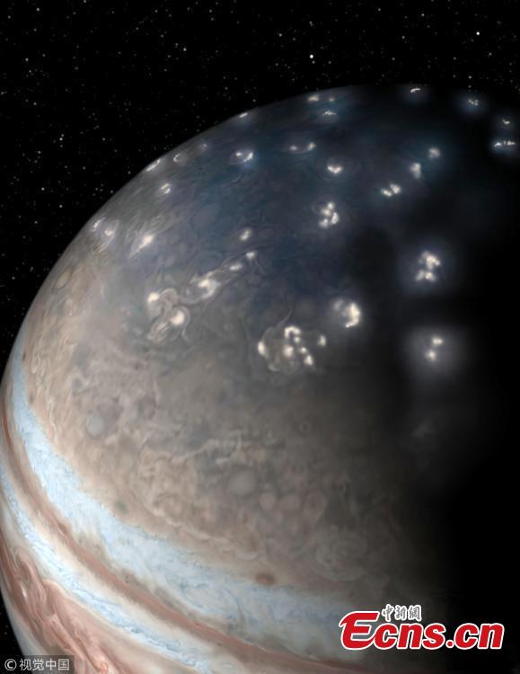 This artist\'s concept of lightning in Jupiter\'s northern hemisphere incorporates a JunoCam image with artistic embellishments. Data from NASA\'s Juno mission indicates that most of the lightning on Jupiter occurs near the planet\'s poles. Lightning storms on Jupiter are much more frequent, and much less alien, than previously thought, a pair of new studies suggests. (Photo/VCG)