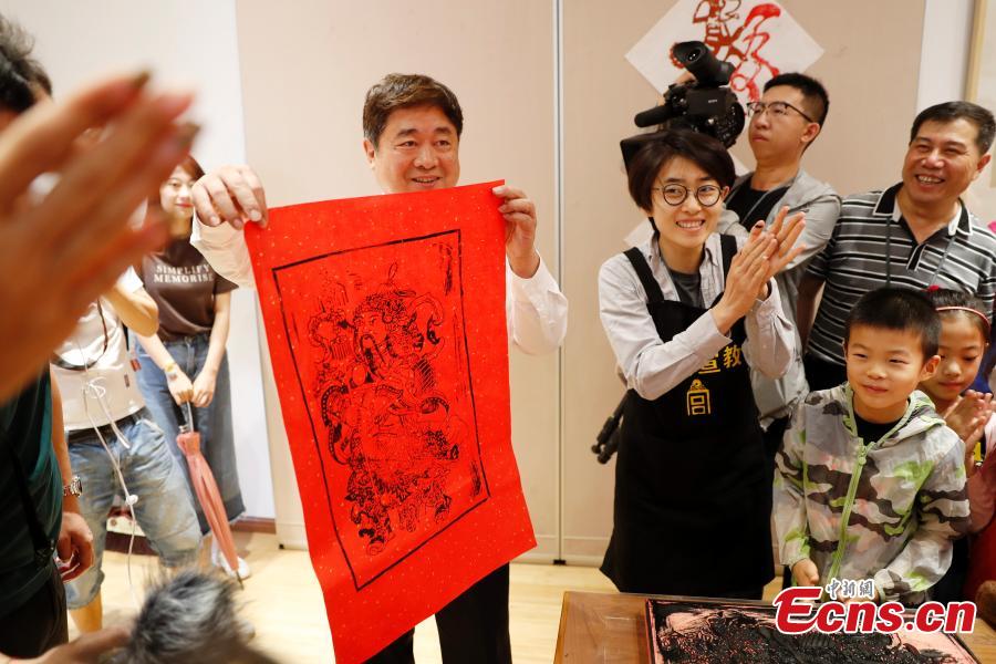 Shan Jixiang, the curator of the Palace Museum, meets with visitors to a restoration \'hospital\' in the Palace Museum in Beijing, June 9, 2018. As part of ongoing activities held for China\'s Cultural and Natural Heritage Day, the first batch of 40 people watched \'doctors\' repairing pieces from some of the museum\'s collections, including pieces of calligraphy, paintings, bronzeware and clocks, under the guidance of volunteers. Established in December 2016, the restoration hospital is located in the west of the Palace Museum. The facility covers 13,000 square meters and has the nation\'s most-advanced restoration studios. (Photo: China News Service/Liu Guanguan)
