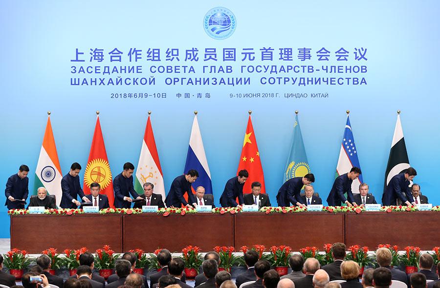 Leaders of SCO member states sign documents on Sunday. (Photo/China Daily)