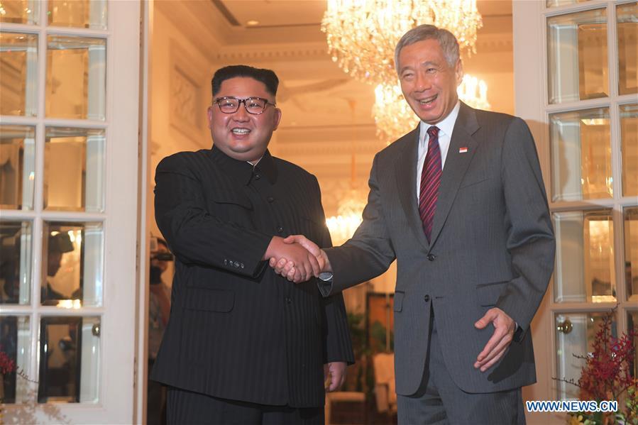 Singaporean Prime Minister Lee Hsien Loong (R) shakes hands with Kim Jong Un, chairman of the Workers\' Party of Korea (WPK) and chairman of the State Affairs Commission of the Democratic People\'s Republic of Korea (DPRK), in Singapore, on June 10, 2018. (Xinhua/Then Chih Wey)