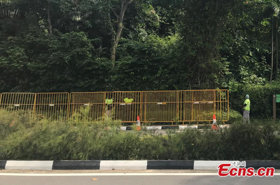 Workers erect a fence near the Capella Resort on Sentosa Island, Singapore, June 10, 2018. (Photo: China News Service/Meng Xiangjun)