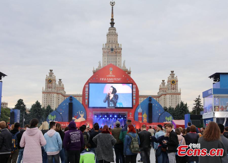 People attend the official opening ceremony of the FIFA Fan Fest in Moscow, Russia, on June 10, 2018, ahead of the Russia 2018 World Cup. A number of Russian celebrities performed at the festival opening concert. Russia will host its first World Cup from June 14 to July 15. (Photo: China News Service/Wang Xiujun)