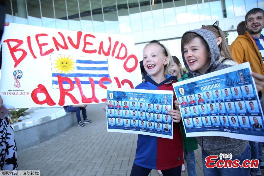 Fans greet Uruguay\'s national soccer team players as they arrive at an airport in Nizhny Novgorod, Russia, June 10, 2018. (Photo/Agencies)