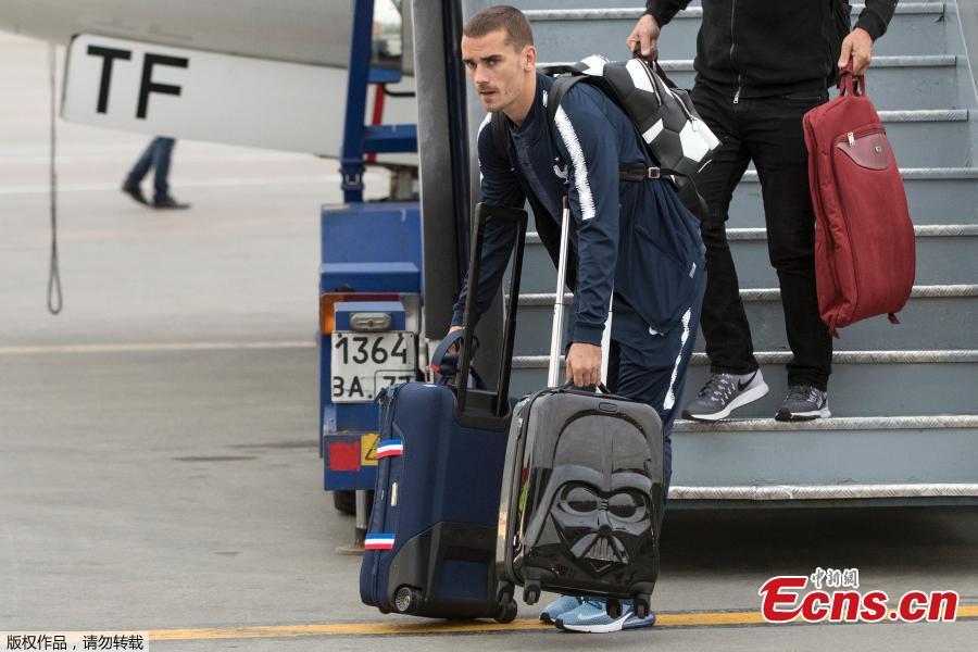 Antoine Griezmann carries his baggage as the France national soccer team arrive at the Sheremetyevo international airport, outside Moscow, Russia, June 10, 2018 to compete in the 2018 World Cup in Russia. (Photo/Agencies)