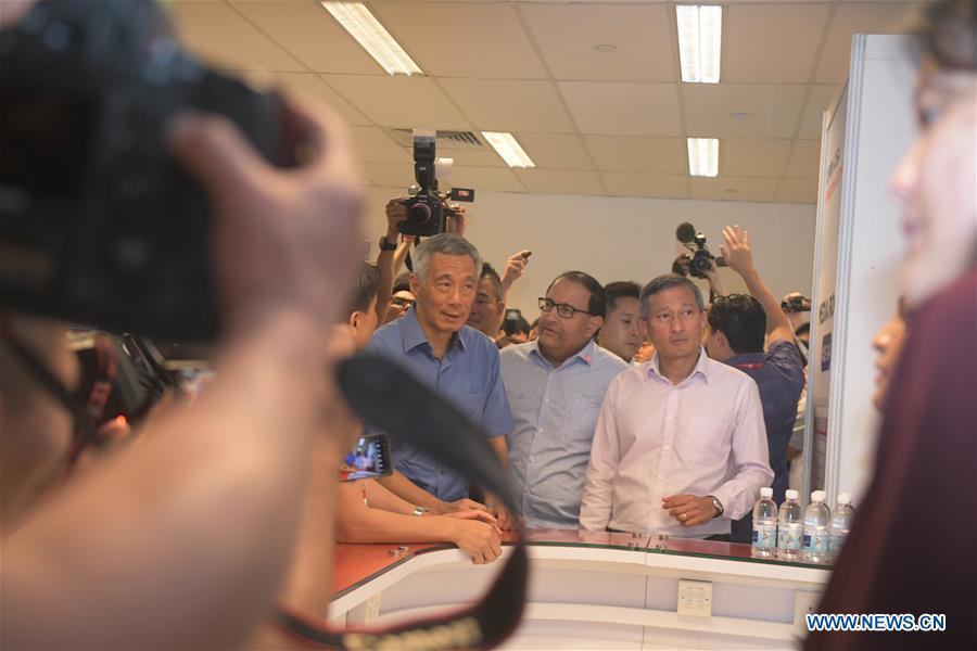 Singapore\'s Prime Minister Lee Hsien Loong (1st L) visits the international media center in Singapore, June 10, 2018. The much-anticipated meeting between U.S. President Donald Trump and Kim Jong Un, top leader of the Democratic People\'s Republic of Korea (DPRK) is to start here on Tuesday. (Xinhua/Then Chih Wey)