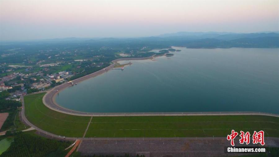 A view of the Weishui Reservoir in Songzi City, Central China’s Hubei Province. The S-shaped reservoir dam is 8,968 meters long and said to be the longest earth-filled man-made dam in Asia. The reservoir contains hundreds of islands, making it a top tourist attraction, and it is also home to a leading camping site. (Photo: China News Service/Zhou Xingliang)