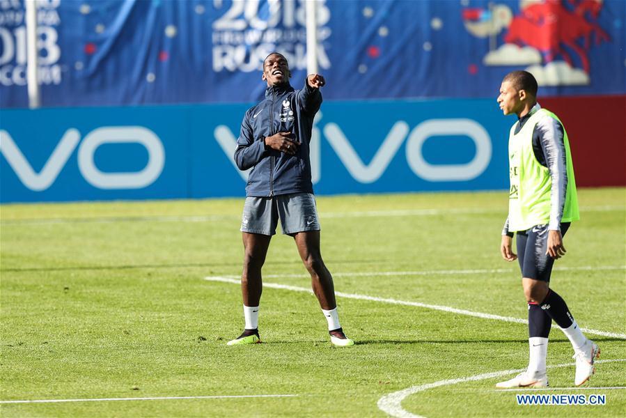 France\'s Paul Pogba (L) attends a training session ahead of the Russia 2018 World Cup in Moscow, Russia, June 11, 2018. (Xinhua/Wu Zhuang)