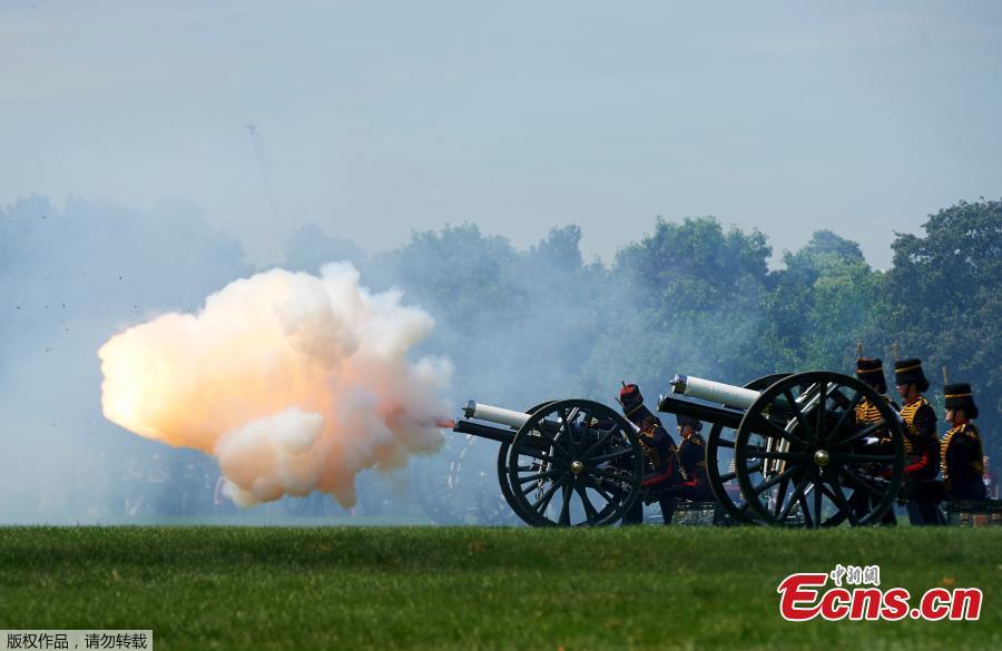 Photo taken on June 11, 2018 shows the King’s Troop Royal Horse Artillery fired a 41-gun salute in Hyde Park, London, to mark Prince Philip\'s 97th birthday. (Photo/Agencies)