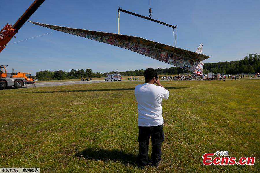 Photo taken on June 12, 2018 shows a massive paper airplane in Fitchburg, U.S. The 64-foot-long plane weighing in at over 1,500 pounds was put together by Project Soar at the Revolving Museum of Fitchburg. Creators of the paper airplane hope it will become a new Guinness World Record. (Photo/Agencies)
