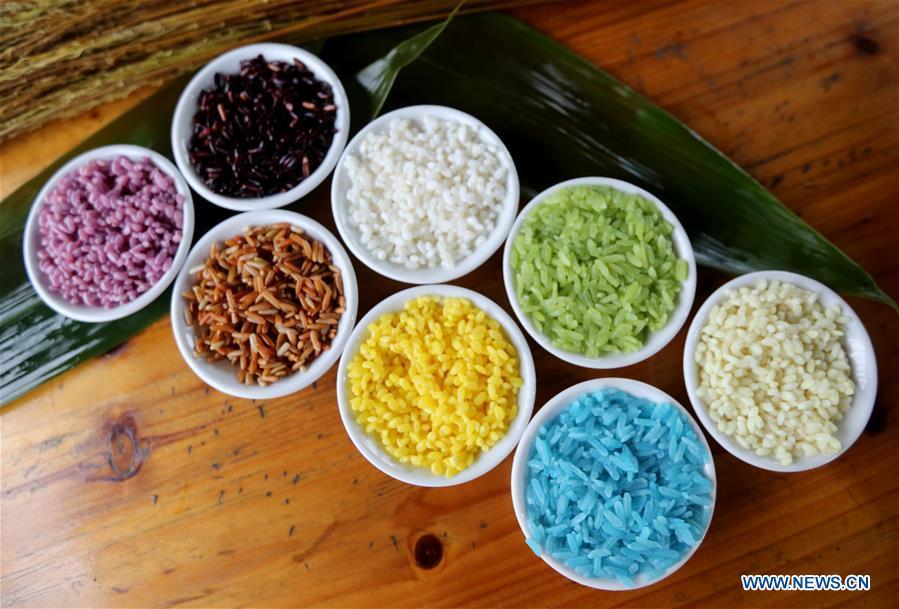 Photo taken on June 12, 2018 shows materials for making colorful Zongzi, pyramid-shaped dumplings made of glutinous rice wrapped in bamboo or reed leaves, to greet the upcoming Dragon Boat Festival in Rong\'an County, south China\'s Guangxi Zhuang Autonomous Region. (Xinhua/Tan Qinghe)