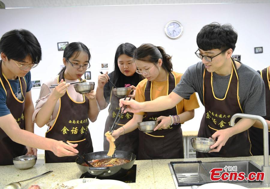 Students try hotpot in an elective course at a university in Chengdu City, the capital of Southwest China’s Sichuan Province, June 12, 2018. The two-credit course was supervised by a master chief. (Photo: China News Service/An Yuan)
