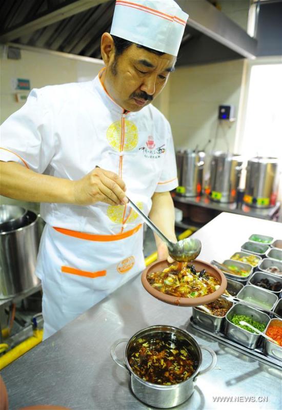 Quan Fujian prepares meals for customers at his restaurant in Yantai City, east China\'s Shandong Province, June 7, 2018. Fushan noodle is a traditional dish which is popular in Shandong Province. The noodle is hand pulled and cooked with various sauces and broths. The making of Fushan noodle was listed as a provincial intangible cultural heritage of Shandong in 2013. (Xinhua/Ren Pengfei)