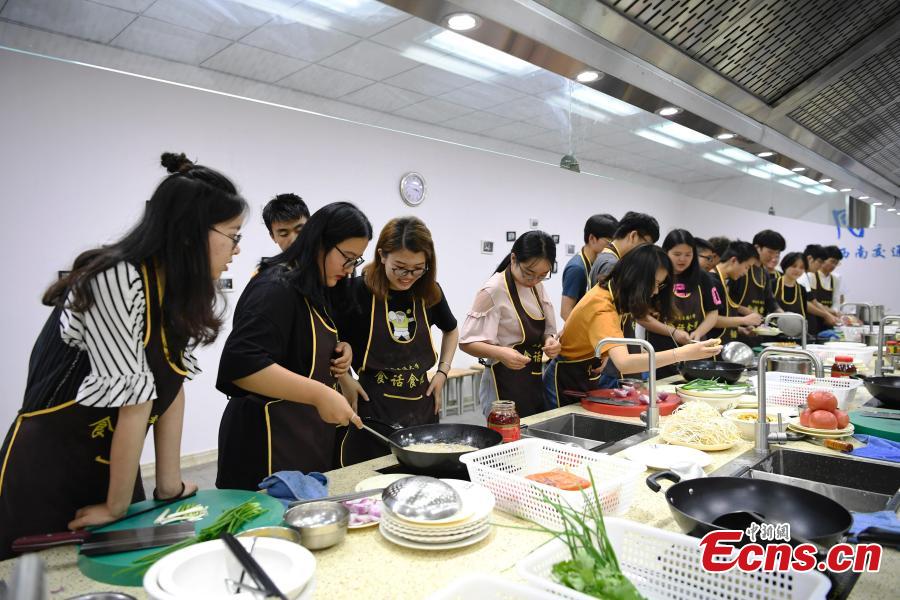Students learn to cook classical dishes in an elective course at a university in Chengdu City, the capital of Southwest China’s Sichuan Province, June 12, 2018. The two-credit course was supervised by a master chief. (Photo: China News Service/An Yuan)