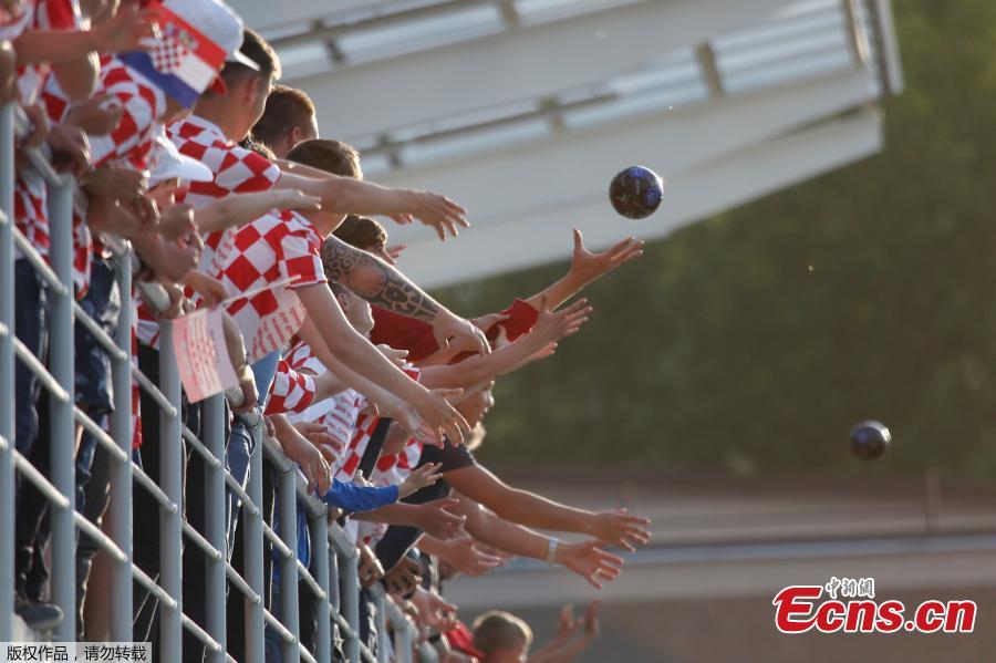 Fans watch as footballers of the Croatia national team train in St. Petersburg, Russia, ahead of the 2018 World Cup. (Photo/Agencies)