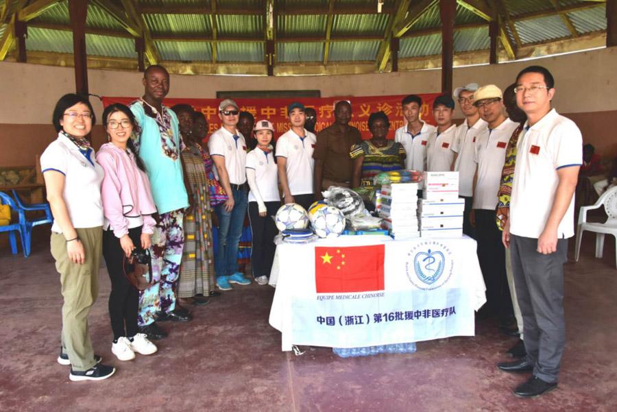 The 16th China Medical Team visits the SOS International Children\'s Village in the Central African Republic earlier June. (Photo by Song Wenhui/for China Daily)