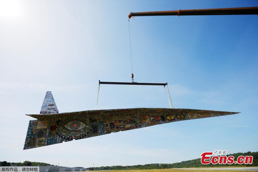 Photo taken on June 12, 2018 shows a massive paper airplane in Fitchburg, U.S. The 64-foot-long plane weighing in at over 1,500 pounds was put together by Project Soar at the Revolving Museum of Fitchburg. Creators of the paper airplane hope it will become a new Guinness World Record. (Photo/Agencies)