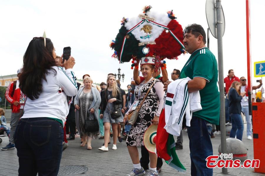 Supporters of Mexican national football team cheer during a gathering near Red Square on the eve of the 2018 FIFA World Cup in Moscow, Russia, June 13, 2018. (China News Service/Fu Tian)